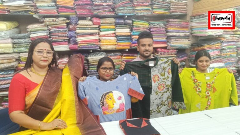 হাওড়া শহরে রুমস অ্যান্ড মুনস্ পোশাক সাম্রাজ্যে নজর কাড়ছে এবার পুজোয়