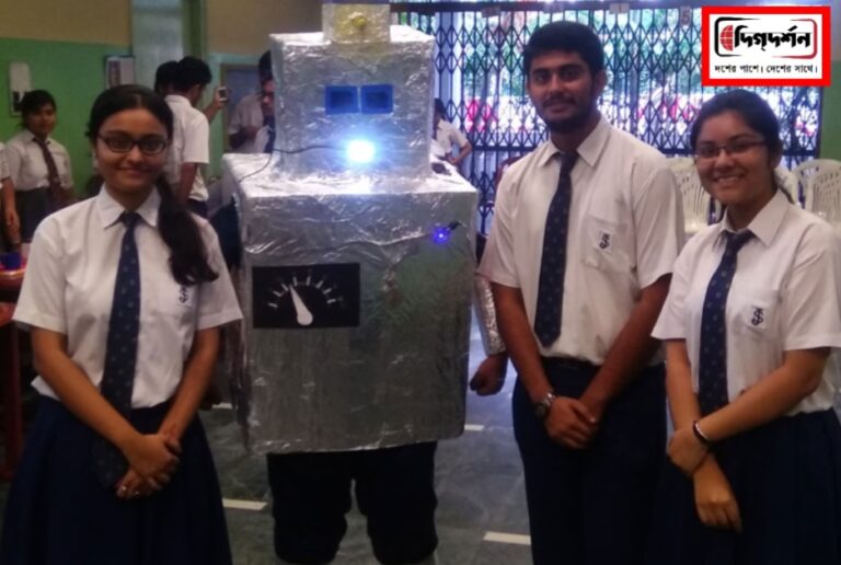 সল্টলেকের সেন্ট জোয়ান্স স্কুলের ছাত্রছাত্রীদের ফিজিক্স অ্যান্ড রোবটিক্স এক্সিবিশন সাড়া জাগিয়েছে