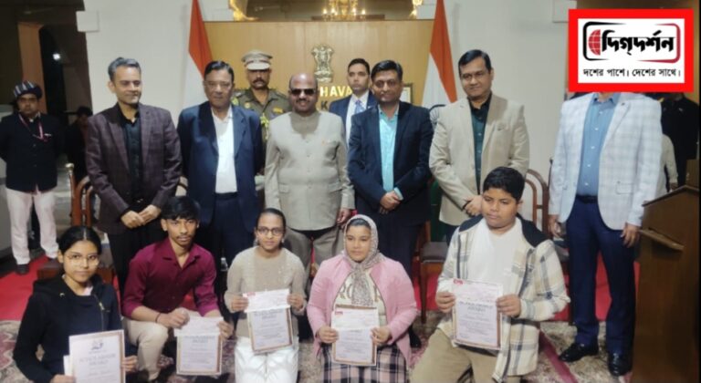 রাজ্যপাল দিলেন জনকল্যাণ ট্রাস্টের পক্ষে ছাত্রছাত্রীদের বৃত্তি ও এককালীন অনুদান